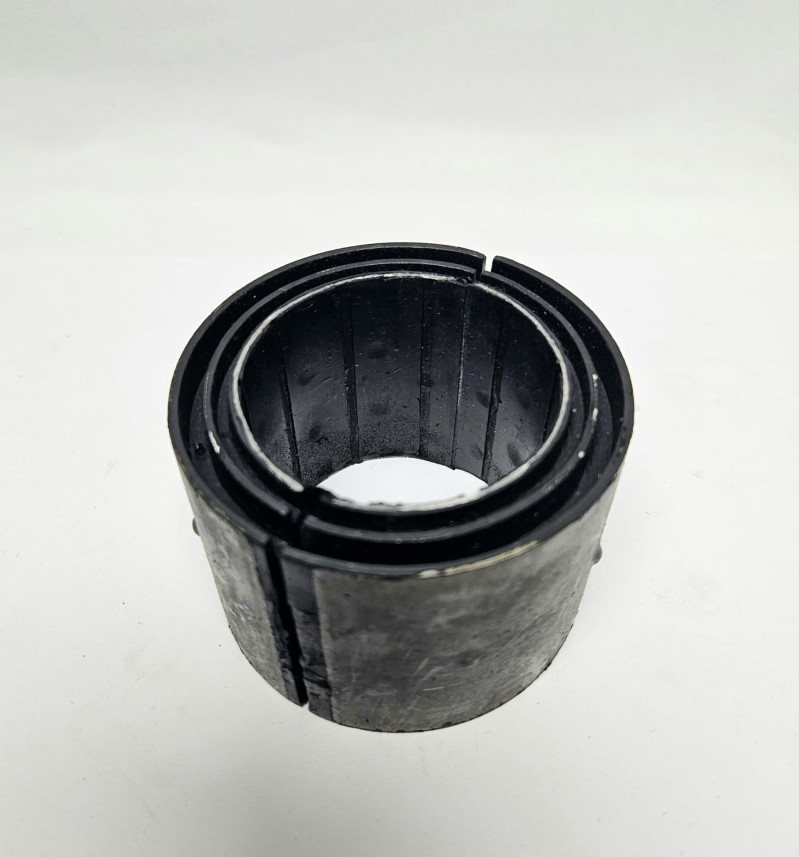 Втулка заднего стабилизатора (центральная) разрезная Sitrak CHINA WG9925688210 Sinotruk — 2