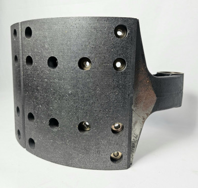 Колодка тормозная задняя левая под барабан MCY13 Sitrak CNHTC AZ7117451220 OEM