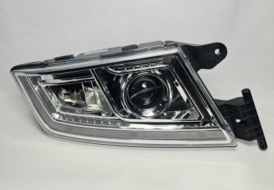 Фара основная правая LED пластиковый бампер тягач Sitrak CHINA 812W25101-6022 Sinotruk