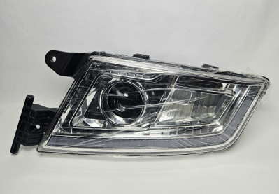 Фара основная левая LED пластиковый бампер тягач SITRAK 812W25101-6021 Sinotruk
