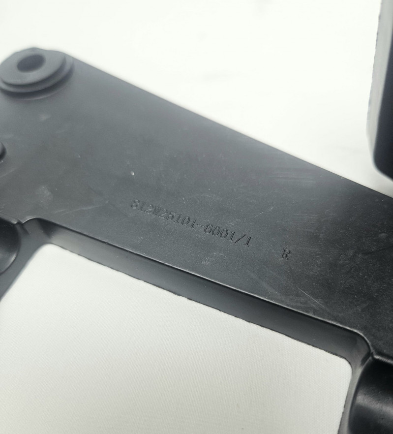 Кронштейн фары правая ст Sitrak CHINA 812W25115-5010 OEM — 2