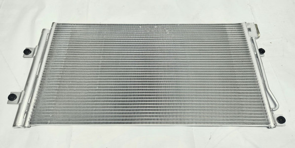 Радиатор кондиционера SITRAK 712W61942-0642 Sinotruk — 1