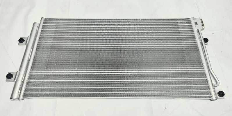 Радиатор кондиционера SITRAK 712W61942-0642 Sinotruk — 1