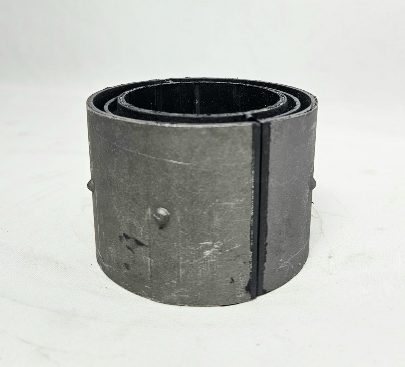 Втулка заднего стабилизатора (центральная) разрезная Sitrak CHINA WG9925688210 OEM — 2