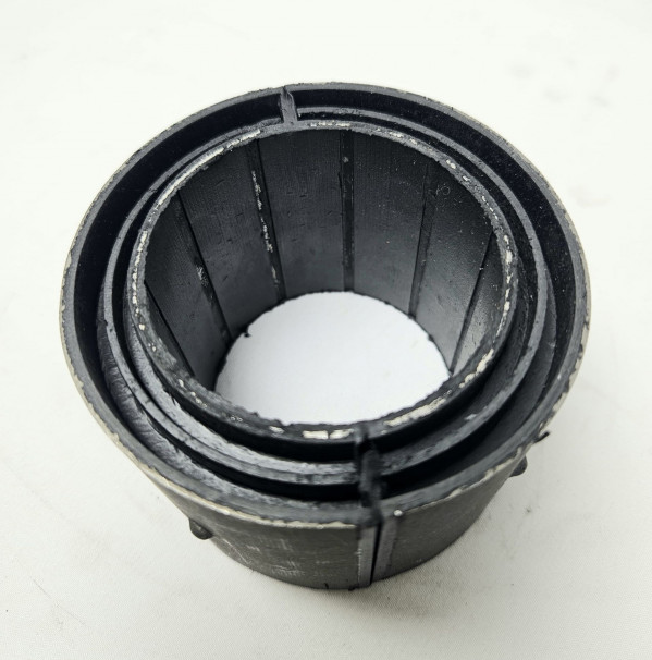 Втулка заднего стабилизатора (центральная) разрезная Sitrak CHINA WG9925688210 OEM — 3